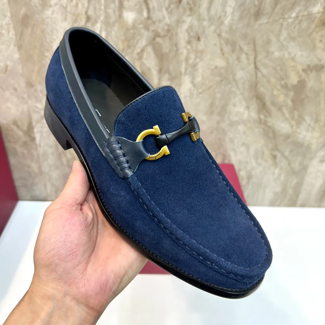Original quality P580 Brand: Ferragamo Standard size: Men's size 38/44 (45 can be customized) Grade: Same style as the official website High-quality men's shoes Material: Customized first-layer calfskin with water-dyed cowhide lining Cowhide tiptoe Original non-slip and wear-resistant rubber outsole Style category: Men's formal business leather shoes Young and fashionable European and American trends British style Casual matching Comfortable feet Color: Actual picture